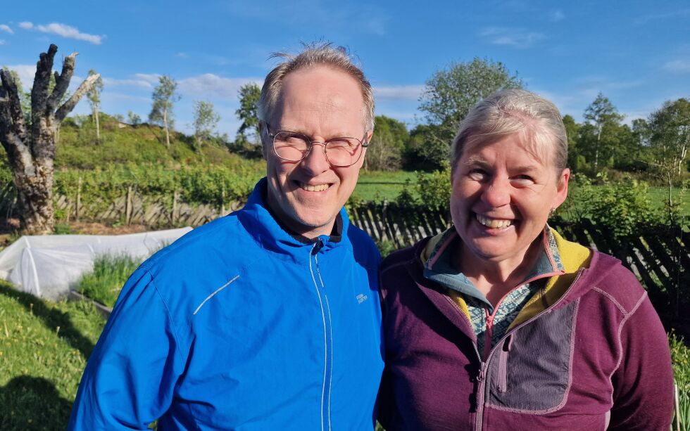 Paret Frank-Espen Kristoffersen og Ulla Haug har mellom 500.000 til 1 million små arbeidere på gården sin.
 Foto: Frank Jenssen