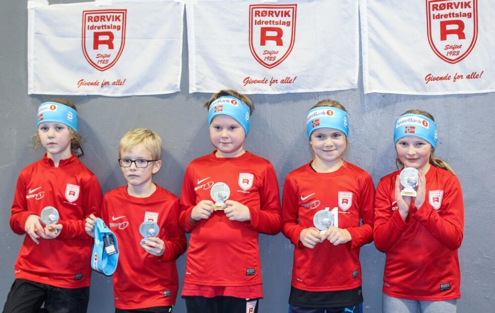 Det var stas å få pokal for å ha vært med på turneringen.
 FOTO: Privat