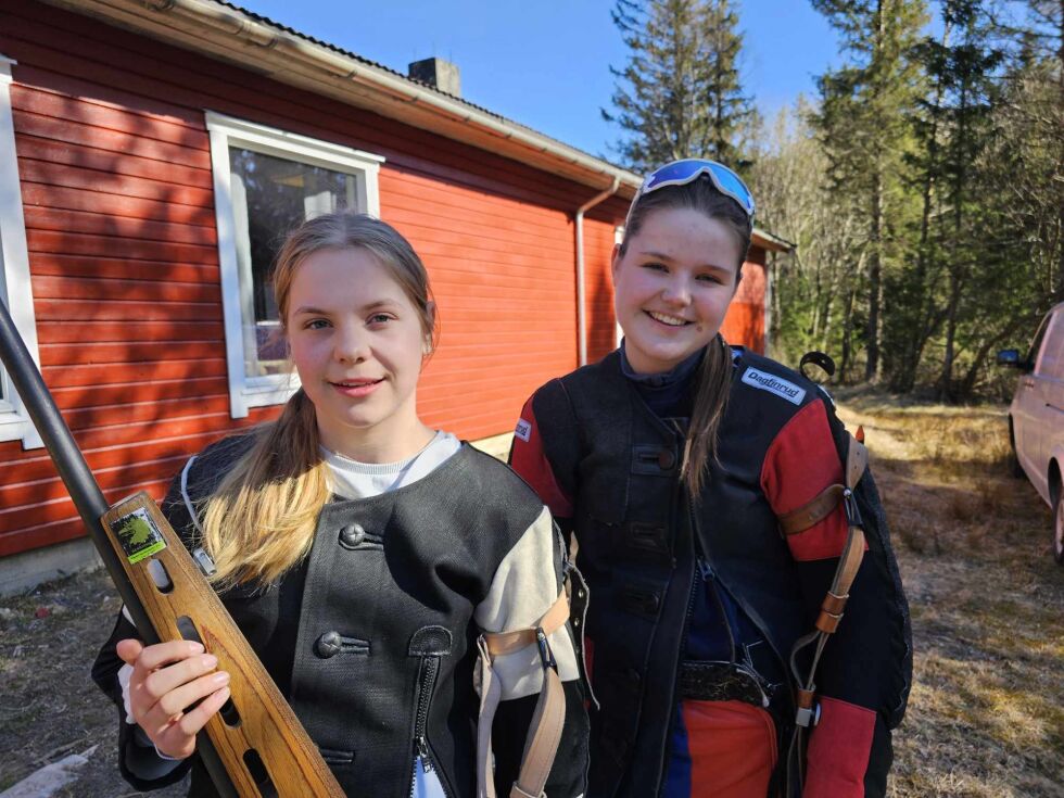 Rekrutt Hanna Johansen og junior Thea Sørenmo ble begge samlagsmestere.
 Foto: Anita Eng Kjekshus