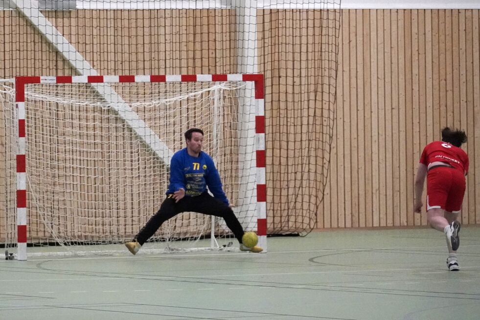 Lasse Leirvik redder straffe mot Mosjøen.
 Foto: Johan Olav Finseth