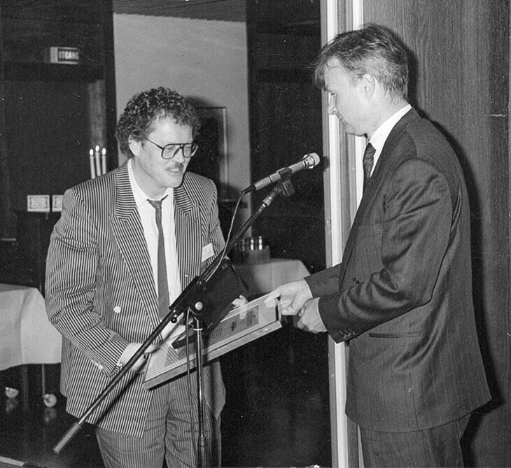 Egil Hyldmo tildeles LLAs hederspris i 1991. Prisen ble overrakt av lederen i LLA, Åsmund Snøfugl.