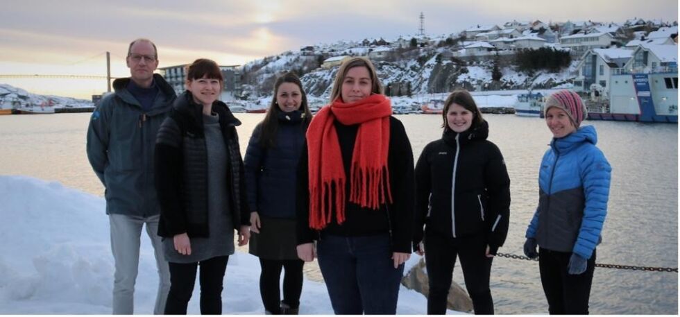I 2018 besto Val FoU av prosjektleder Halvor Mortensen (fra venstre), daglig leder Kristine Fagerland og leder fiskehelse Hege Jørstad Sekkenes. Siden har selskapet rekruttert kompetanse (i kronologisk rekkefølge fra høyre): Veterinær Marit Skjærvik, veterinær Maia Hoff og Signe Dille Løvmo, molekylærbiolog og PhD-stipendiat innen fiskehelse.