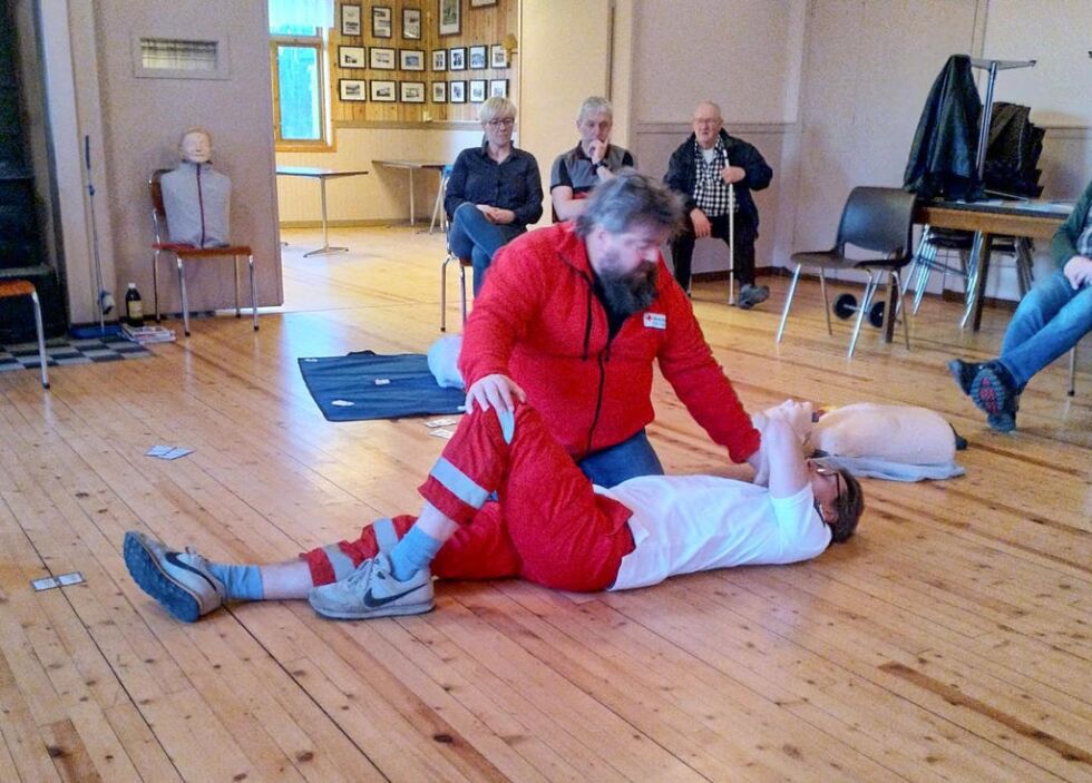 Sten Johansen fra Kolvereid Røde Kors demonstrerte «Stabilt sideleie».
 Foto: Privat