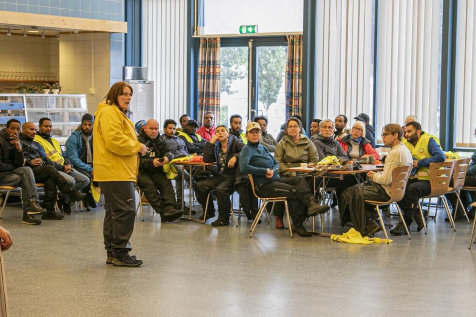 Liv Johnsen fra Flyktningetjenesten var med å fordele de frivillige inn i flere ulike letegrupper.