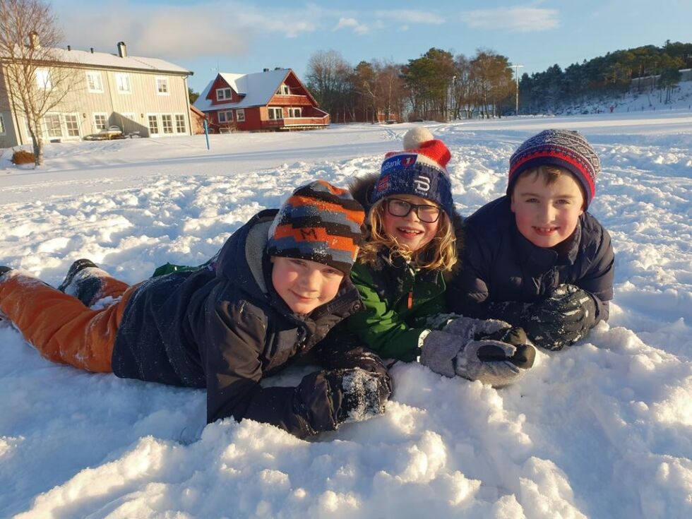 Moro med snø: Levi de Vries, Aurora Gjøra og Lars Sandneseng