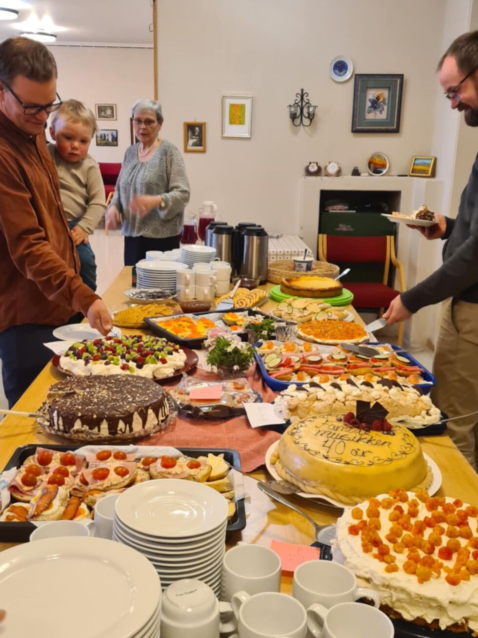 Det ble mange kaker på bordet.
 Foto: Privat