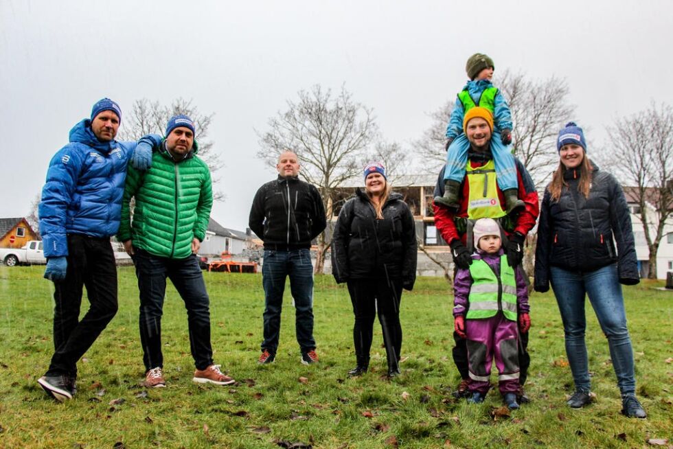Dette skal bli en park for små og store, sier Glenn Are Moe, Johnny Grønnbeck, Sunniva Nicolaissen og Anniken Setran fra Sparebank 1 SMN sammen med Ståle Valø fra Rørvik Vel, Tomas Strand, Charlotte Ofstad og Mathias Oskar Williksen fra Heimen barnehage som gleder seg til å ta parken i bruk.
