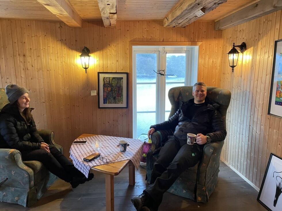 Eloise Nordlund og Kim Ulsund har funnet godstolene på loftet.