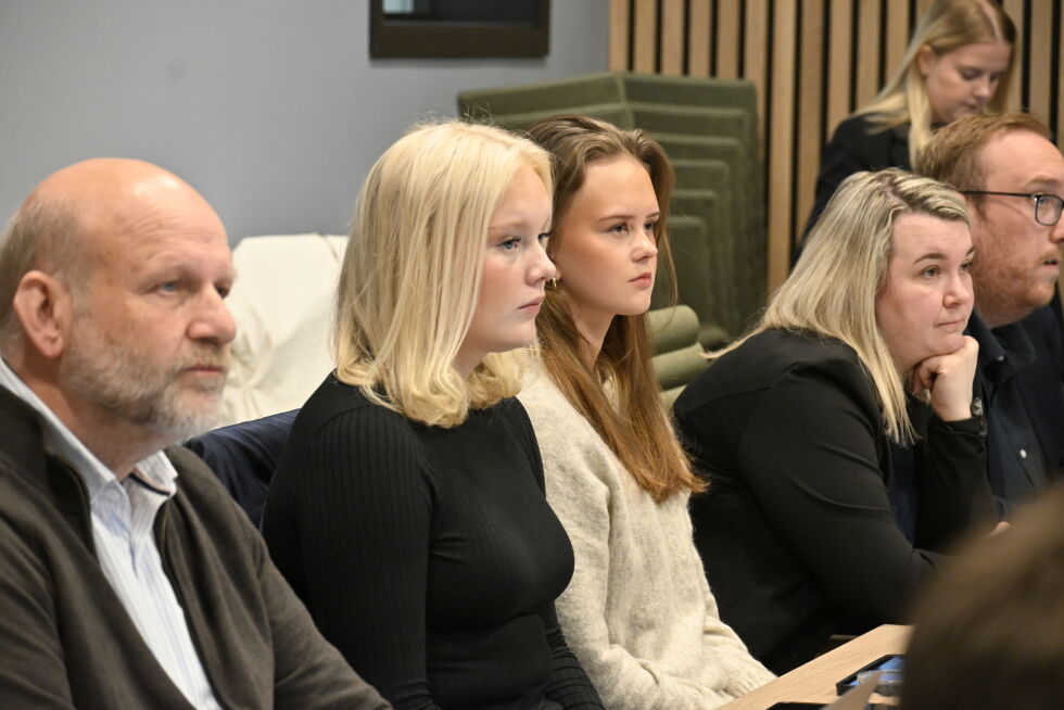 Nærøysund har et aktivt ungdomsråd som stiller side ved side med de erfarne politikerne i kommunestyret. Her ved Emma Hellesø og Villemo Kjihl.
 Foto: Lillian Lyngstad