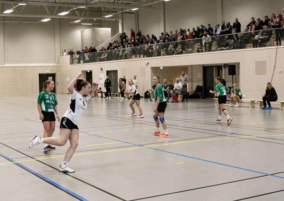 Drøyt 100 på tribunen fikk se Mathilde Busch Næsvold sette inn det første målet i en seriekamp i den nye hallen.