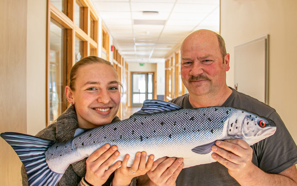 Karen Helen Stevik og mentor Joar Eide setter kursen for Frøya og NM-deltakelse i akvakultur. Mari Norland skal også delta, men var ikke tilstede da bildet ble tatt.
 Foto: Knut Sandersen