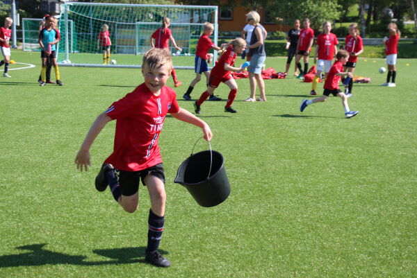 Fotballskolen ble til herlig vannkrig