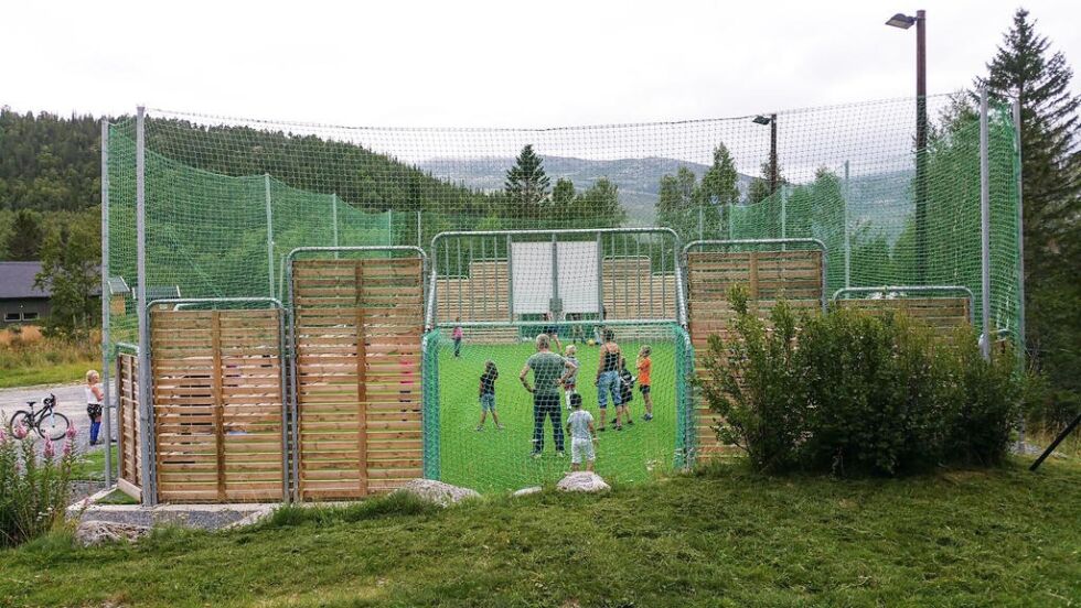 Fotballbingen på Helstad er blitt et populært samlingssted for store og små.
 Foto: Terråk IL