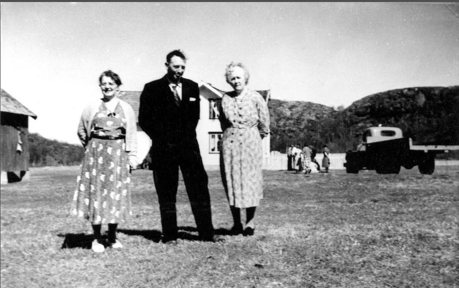 Vi undrer på om noen drar kjenner igjen disse tre personene. Eller om dere gjenkjenner stedet de befinner seg.
 Foto: En del av samlingen til Kystmuseet i Nord-Trøndelag.