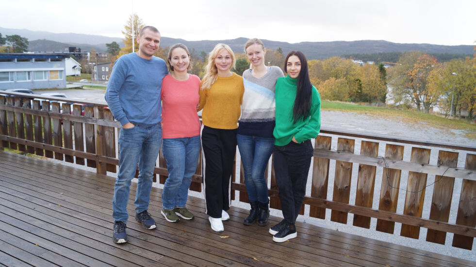 Aleksander, Maiia, Veronika, Tetiana og Iryna takker for all hjelp og forståelse de får etter at de kom til Nærøysund.
 Foto: Andreas Gatare Øvergård