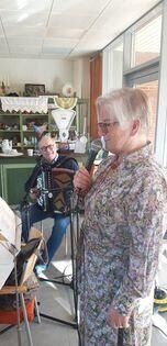 Solveig og Arne Martin sang melodier og det var høy allsangfaktor.
 Foto: privat