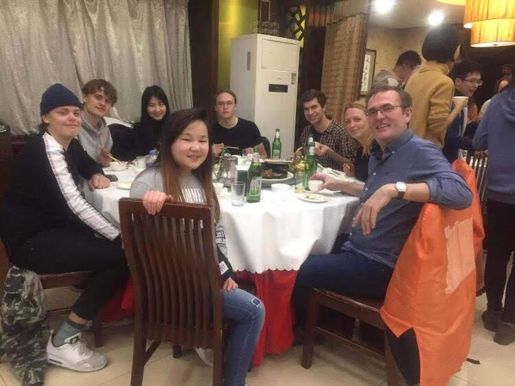 I fjor vår fikk Gustav besøk av familien sin. Alle er familiemedlemmer utenom hun til høyre for Gustav, og han til venstre for moren.
 Foto: privat