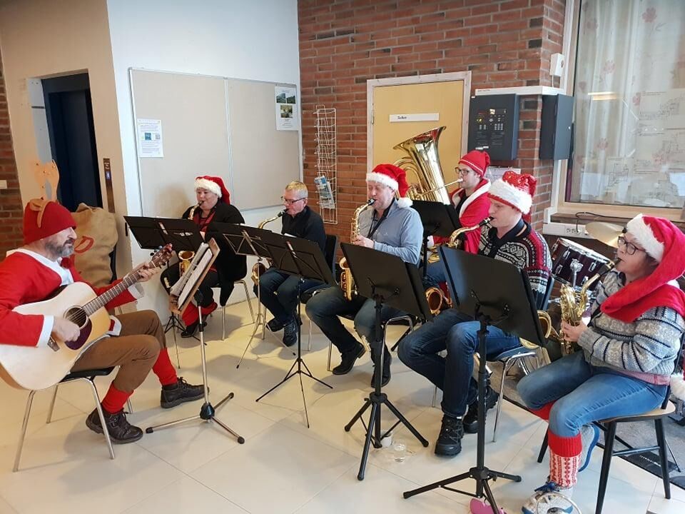 En gruppe fra korpset sørget for julemusikk.