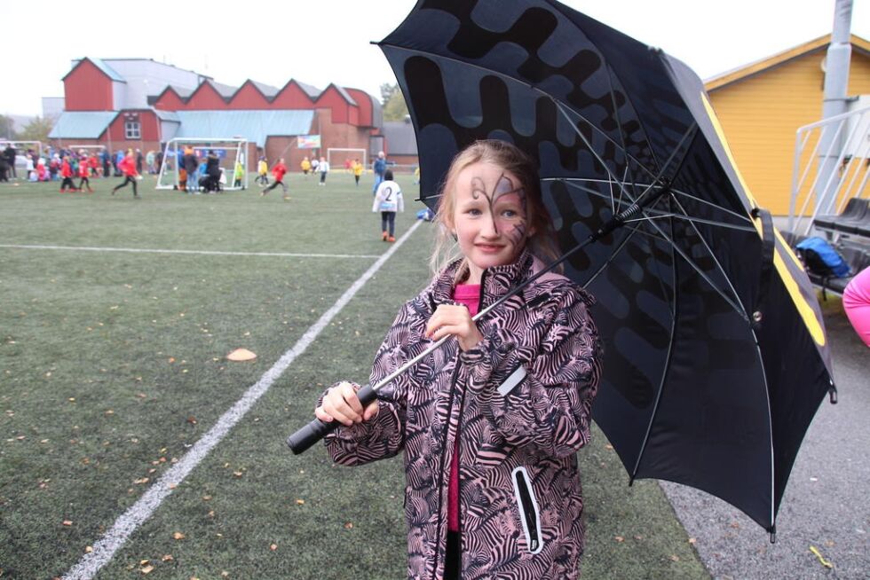 Paraplyen var god å ha.  Andera (8) koste seg på sidelinja.