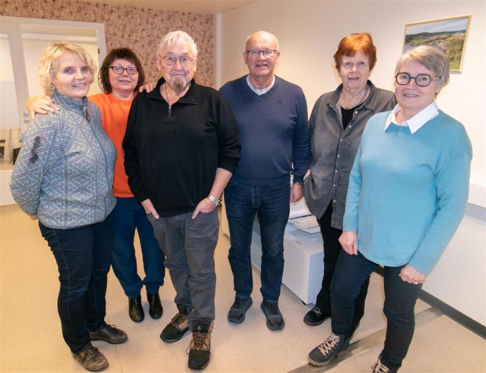 Kari L. Hestad fra Nærøysund kommune og Torunn Neerland fra Nærøyfrivilligsentral har sammen med Guttorm Magnussen Halvor Prestvik, Helen Lauten og Annelise Valen Johansen fra arbeidsgruppa til EKM. Runbjørg Bremset Hansen var ikke til stede da bildet ble tatt.
 Foto: Nærøysund kommune