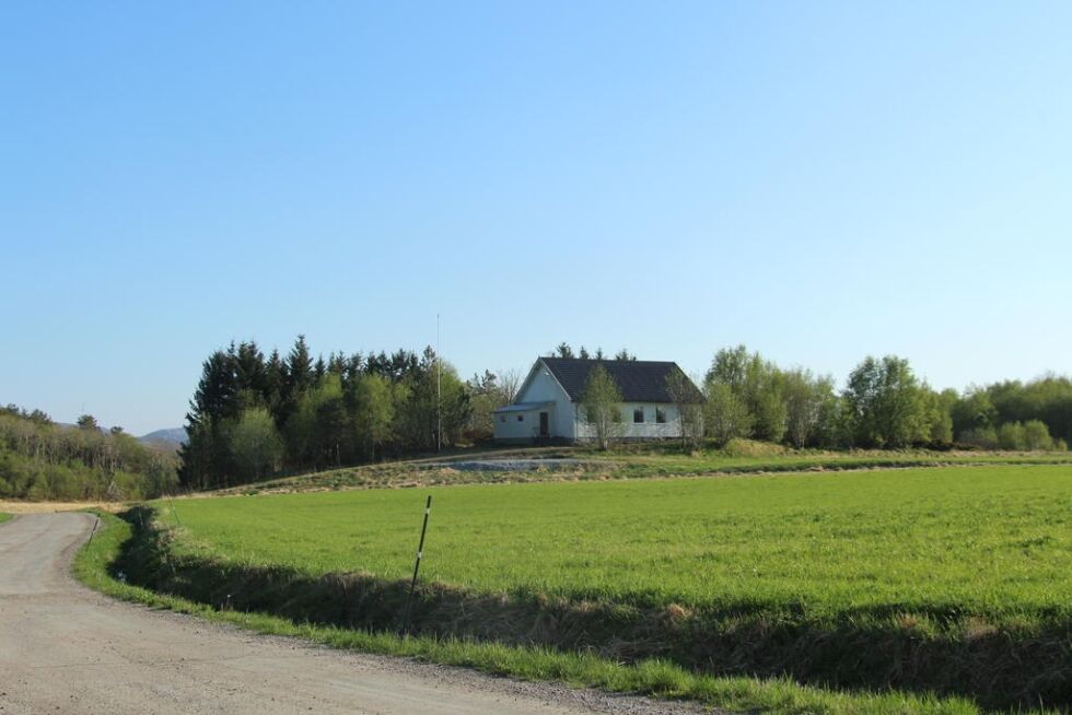 Huset ligger på en liten høyde sentralt i Varøya.