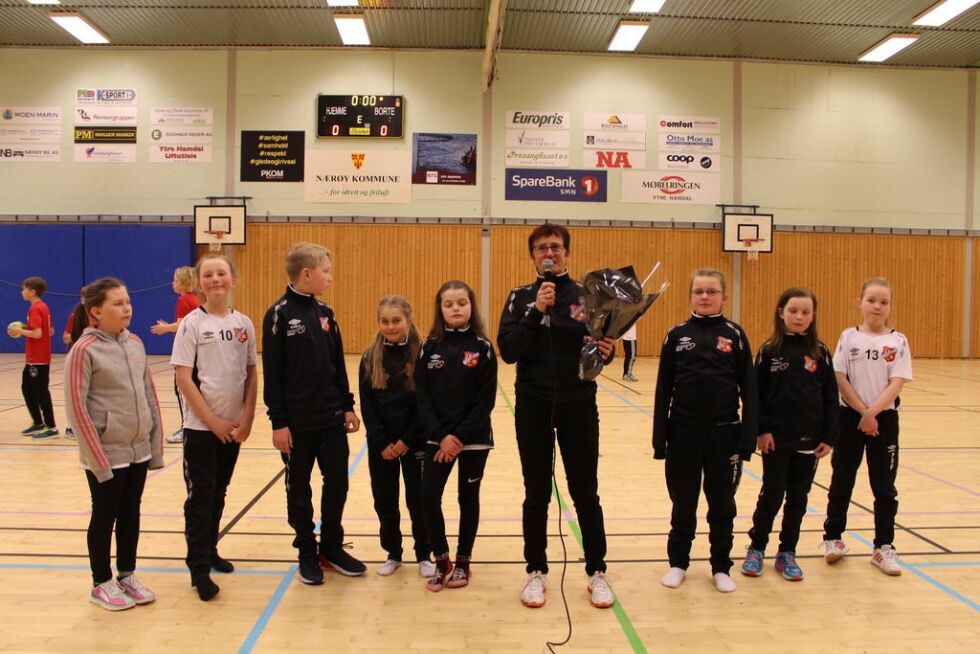 Sissel Sørhøy og handballspillere fra Bindal takket for seg .