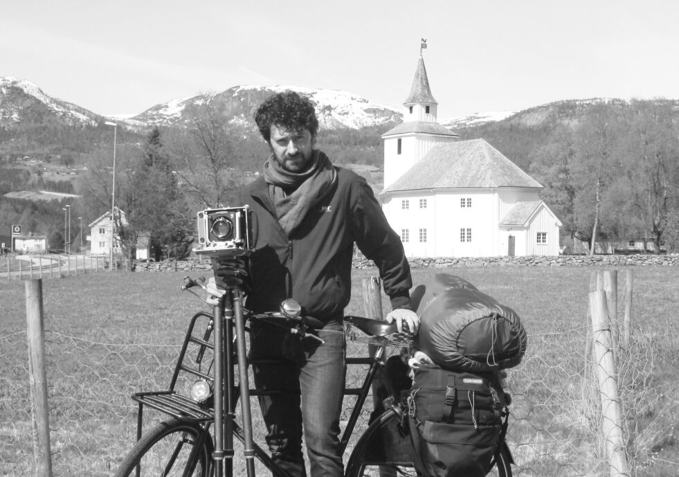 Den syklende italienske fotografen Luca Berti er på Sør-Helgeland for andre år på rad. Nå kommer han til Bindal.
 Foto: Luca Berti/Helgeland museum.