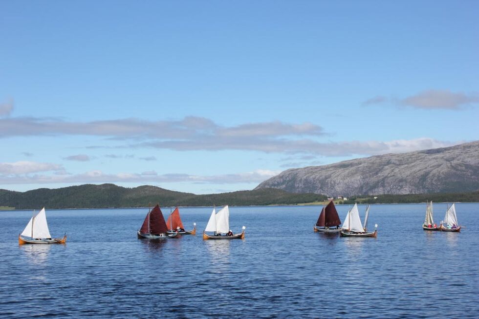 Om tre måneder vil fjorden bakgrunnen være fylt av trebåter med seil. Bildet er fra i fjor.