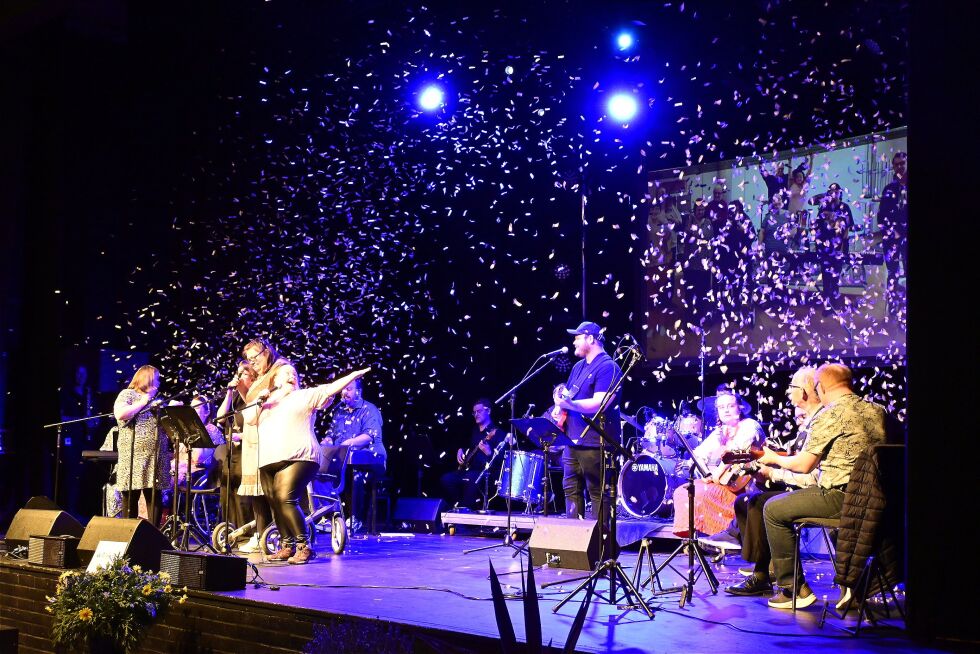 Miljøbandet avsluttet konserten med konfetti og jubel fra publikum.
 Foto: Renate Rosenvinge
