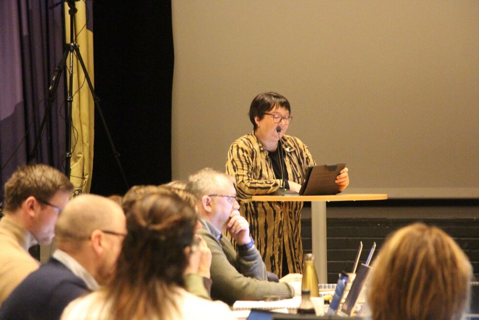 Mariann Oddvik (Ap) la fram budsjettforslaget på vegne av Arbeiderpartiet, Fremskrittspartiet, Kristelig Folkeparti, Venstre og Høyre.
 Foto: Lillian Lyngstad
