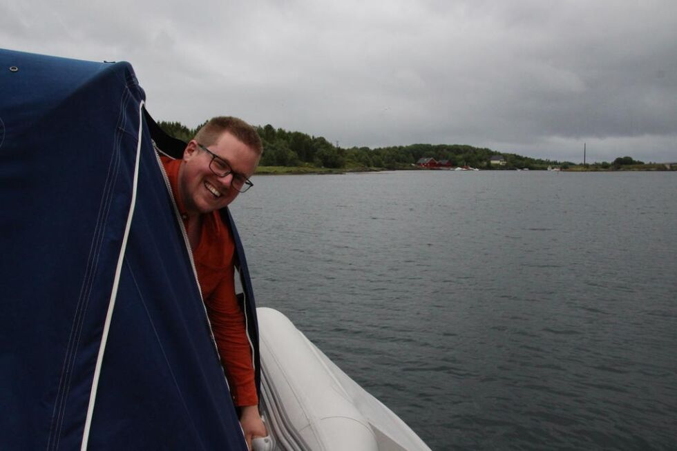 Mikkel Gravseth var blant de som kom med båt til Leka søndag.
 Foto: Lillian Lyngstad