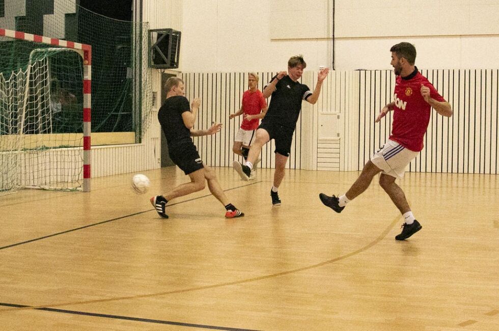 Robin André Vikan Heide setter inn nok et mål under årets futsalturnering i hallen på Bindalseidet.
