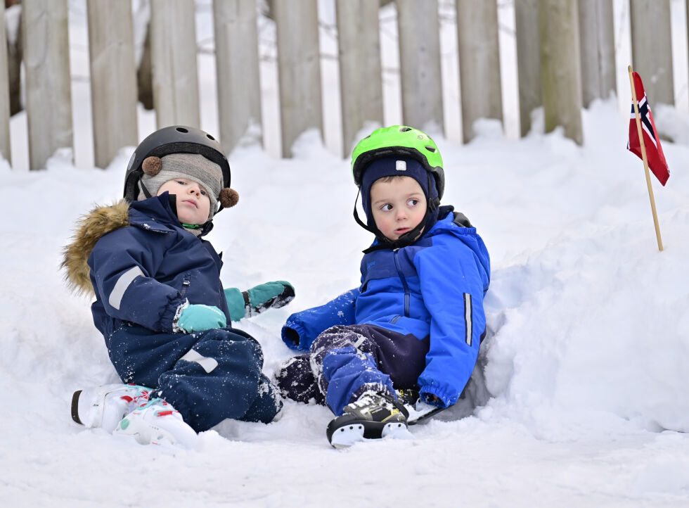 Casper Hestad og Kasper Larsen tar en pause i skøytinga.
 Foto: Synnøve Hanssen