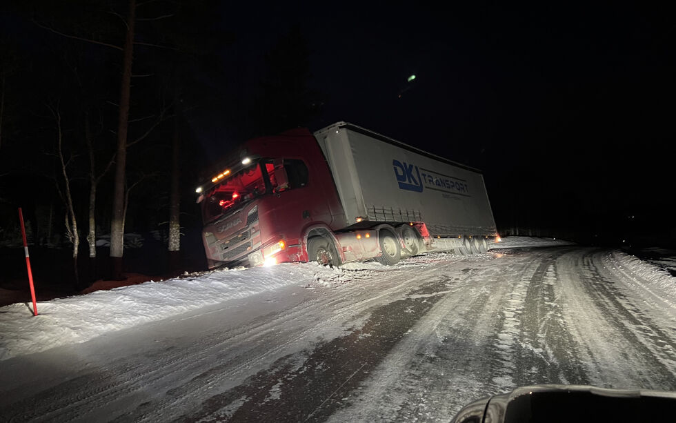 Det går greit å komme seg forbi traileren som står i grøfta ved Gråmarka.
 Foto: Knut Sandersen