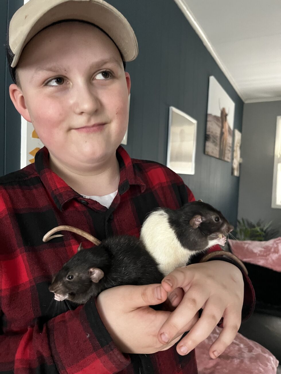 Det er godt å ta del i et rotteliv, synes Leander.
 Foto: Eirin Kristiansen Ramstad