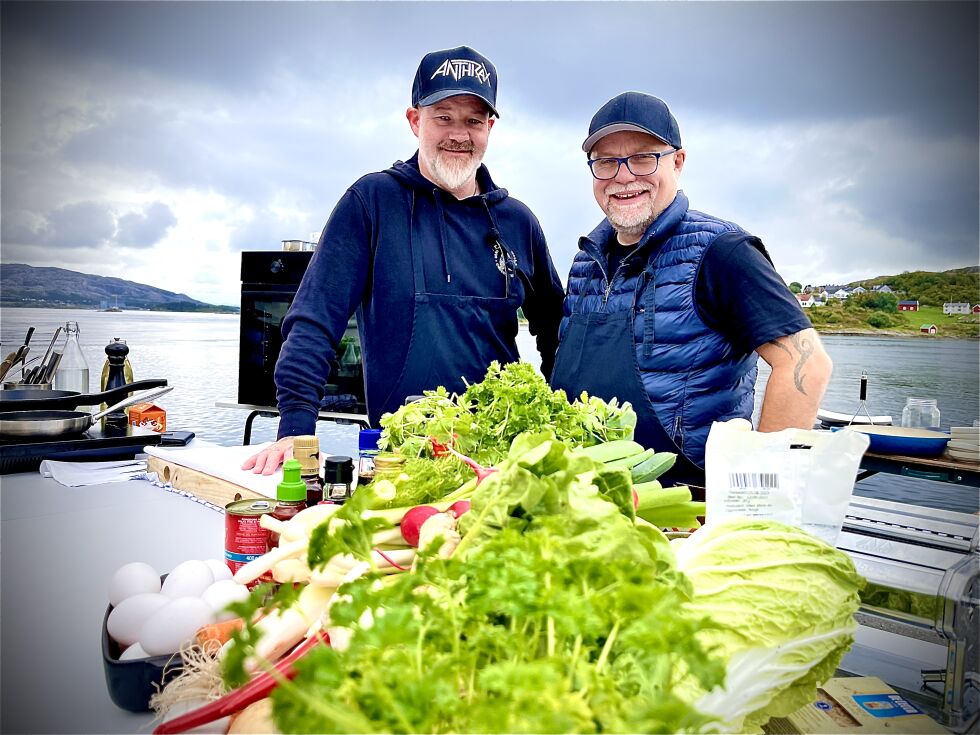 Lars Erik Vesterdal og Robert Mære lager mat-TV fra Ytre Namdal.
 Foto: Jon Audun Haukø