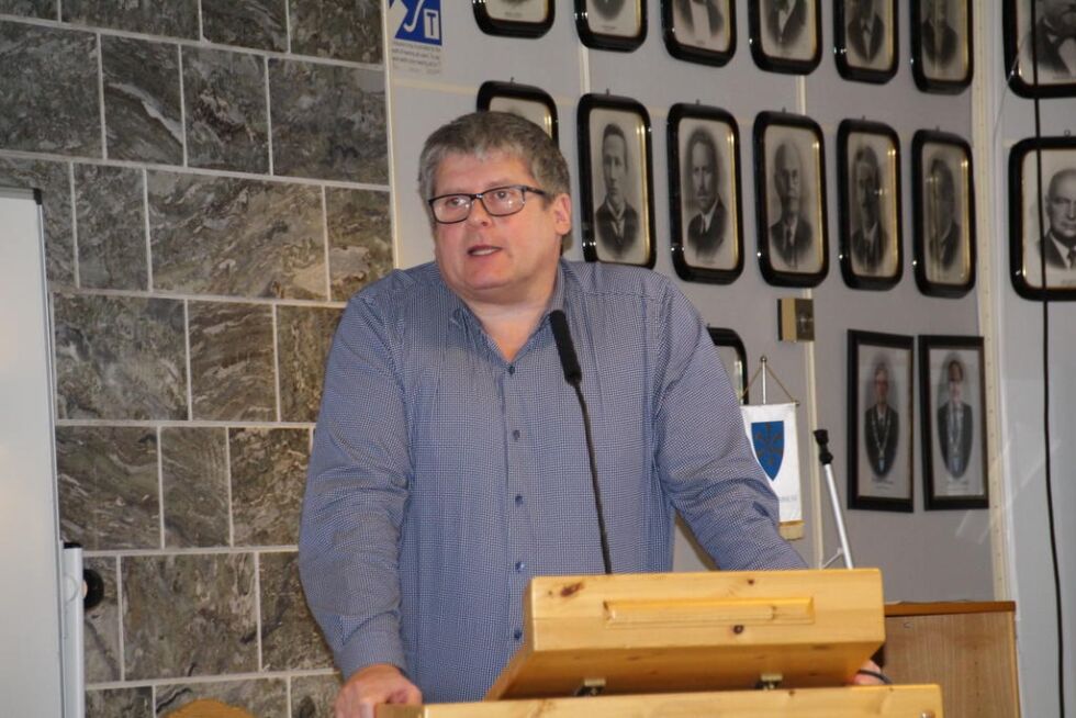 Rådmann Knut Toresen la fram sak for Bindal kommunestyre om låneopptak for kommende innvesteringer.