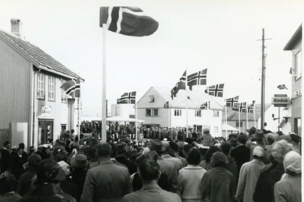 Det var folksomt da kong Olav besøkte Rørvik i forbindelse med signingsferden i 1959.
 Foto: Kystmuseet i Nord-Trøndelag