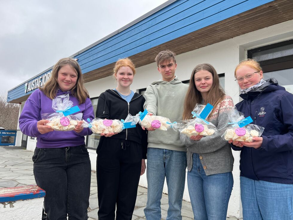 Edel Sofie Wigdal, Nora Hansen Sandnes, Oskar Ulsund, Ronja Elise Sandven og Karita Vågø Fjukstad kan friste med søte kyss.
 Foto: Lillian Lyngstad