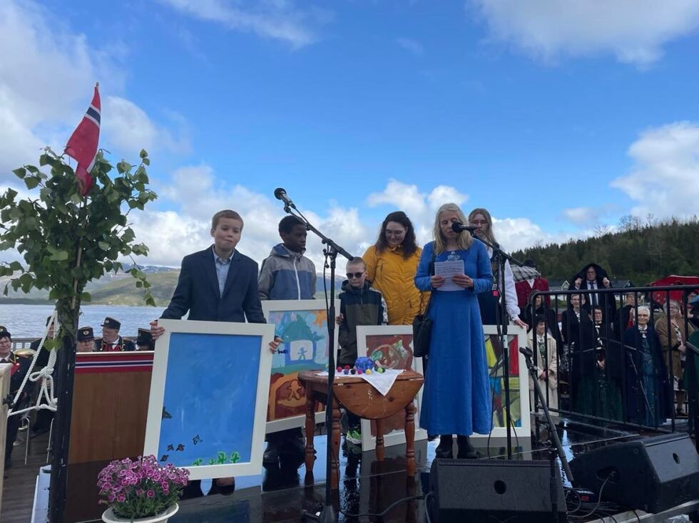 Peacepainting jobber videre med sine prosjekt, både i Norge og utlandet. Stiftelsen ble presentert for Kongeparet da de besøkte Bindal i juni. fra v. Håvard Aakvik,Petter Gaustad Emmanuel Kirabo, Petter Johan FredriksenTilrum, Catrine Gangstø og Therese Kvernmoen Tangen.
 Foto: Arkiv Hild Dagslott