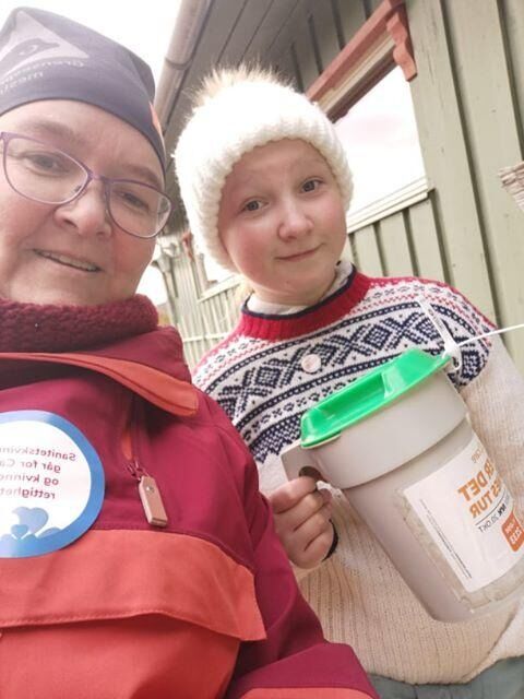 Mamma Mariann Oddvik og June Aurora (12) gikk med bøsser på Kolvereid.