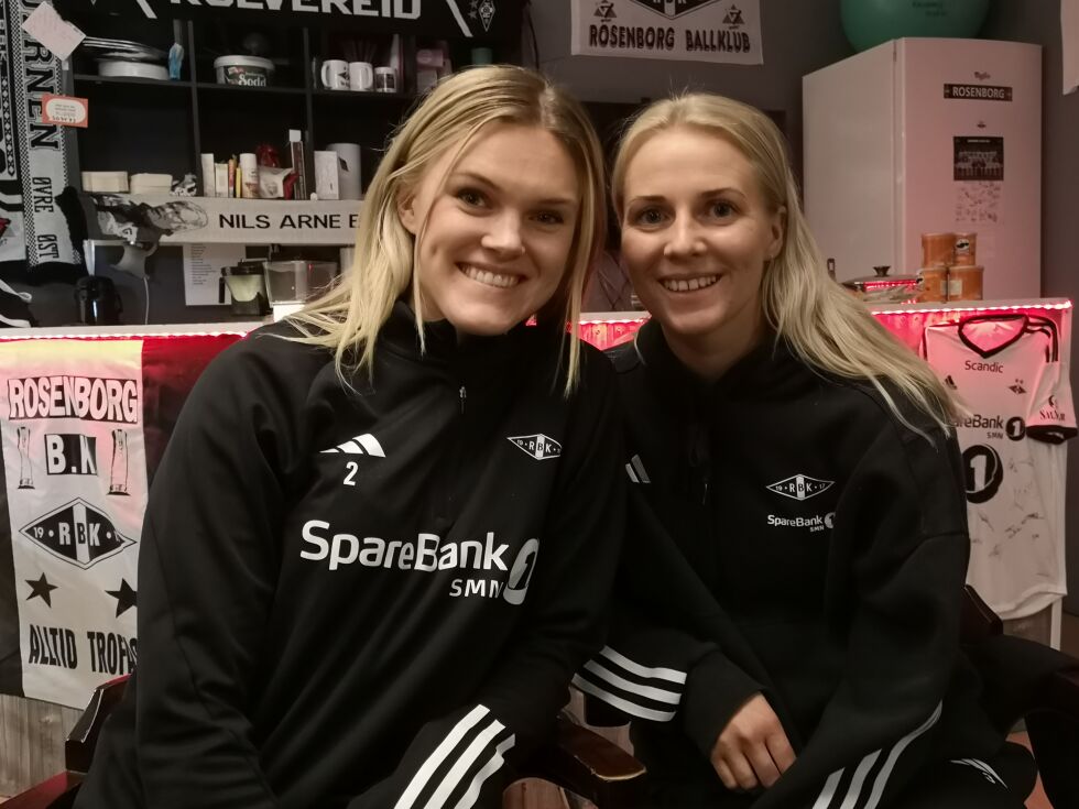 Mali Næss og Kristine Leine fra Rosenborg Ballklubb har vært på besøk hos Rosenborgsupportere Ytre Namdal denne uka.
 Foto: Heidi Arnøy