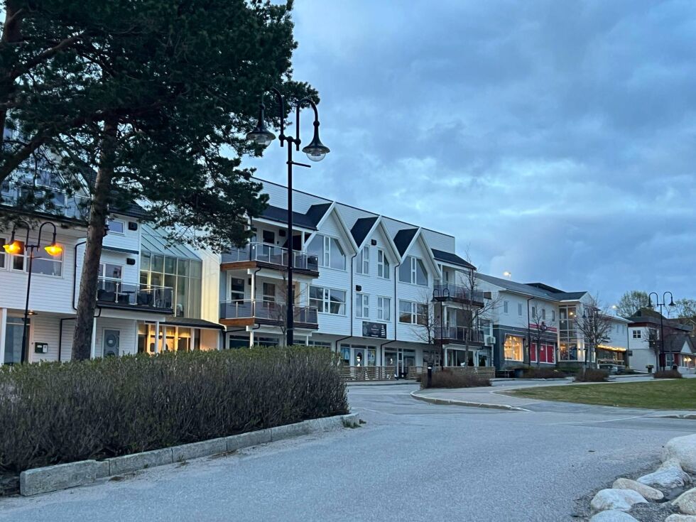 Det har lenge nå vært mørkt i gatelys i sentrum av Kolvereid.
 Foto: Lillian Lyngstad