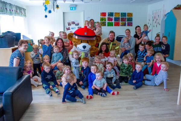 Brannbamse Bjørnis besøkte barnehagene