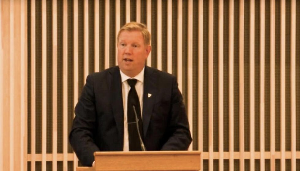 Ordfører Amund Hellesø talte noen varme og betryggende ord til forsamlingen i Rørvik kirke 22.juli.