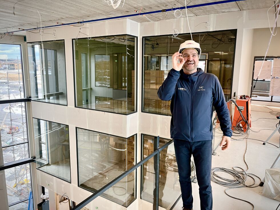 Steinar Moe i Marøya Næringsutvikling storgleder seg til de første leietakerne skal inn i Teknobygget.
 Foto: Jon Audun Haukø