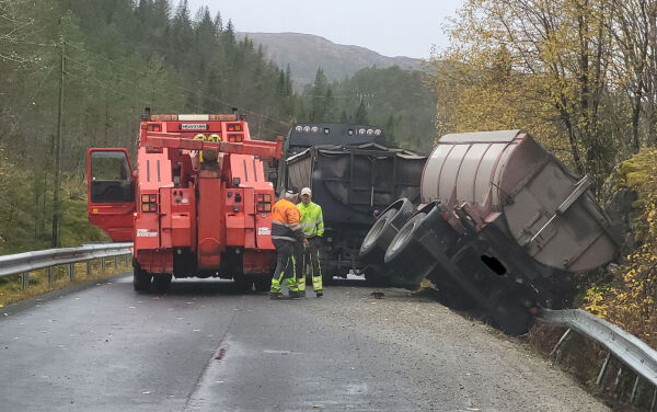 Uhell med lastebil ved Årsandøy