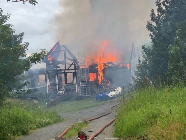Den ene halvparten av bolighus på Ytre Vikna har brent helt ned