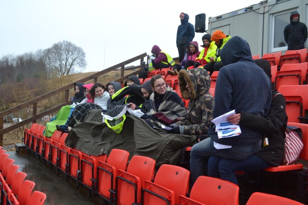 På lørdag forrige uke tok elevene ved YNVS med seg gjestene fra Tyskland på fotballkamp. Kampen endte 1-1 mellom Rørvik og Sverresborg. De fikk kjenne godt på regnværet under kampen.