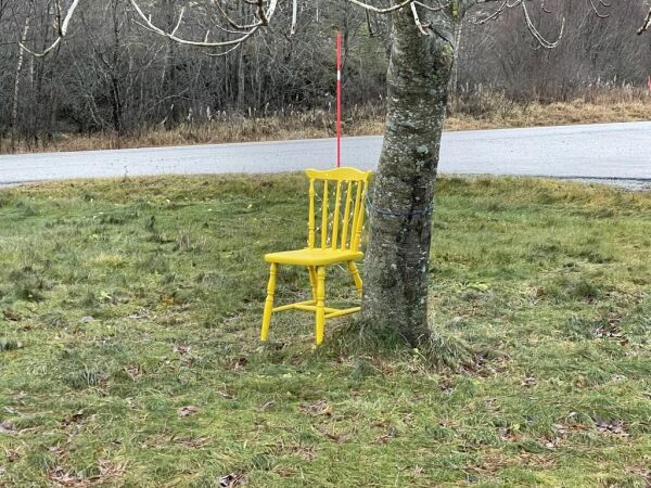 Vi vet det snart er jul når det popper opp gule stoler i veikanten
